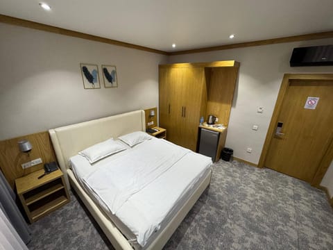 Photo of the whole room, Bedroom, wardrobe
