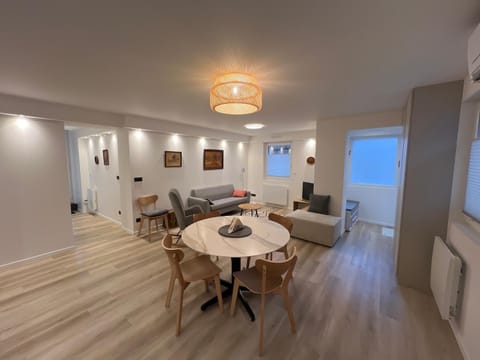 TV and multimedia, Living room, Seating area, Dining area