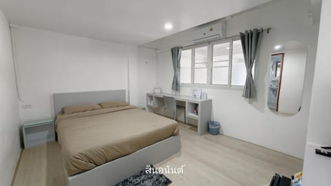Bed, TV and multimedia, Bedroom