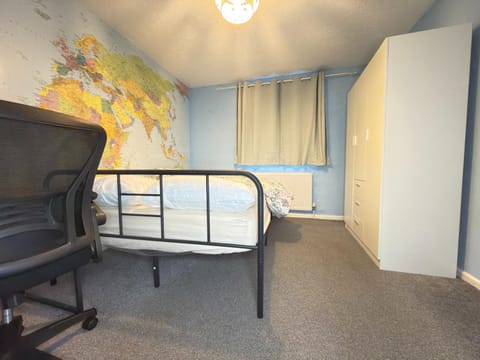 Bed, Photo of the whole room, Bedroom, bunk bed, hair dresser