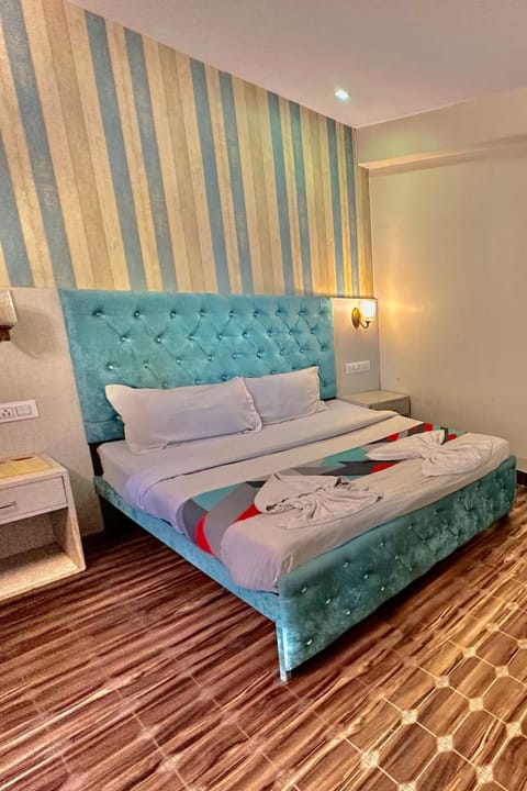 Bedroom, towels