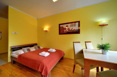 Bed, Photo of the whole room, towels