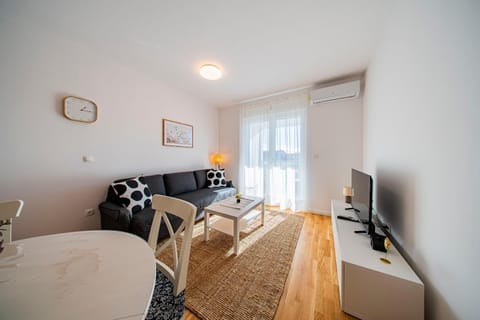 TV and multimedia, Living room, Seating area, Dining area, Family, heating, air conditioner