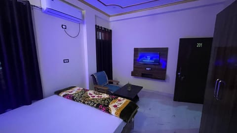 Bed, TV and multimedia, Photo of the whole room, Bedroom, wardrobe