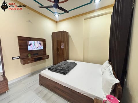 Bed, TV and multimedia, Photo of the whole room, Evening entertainment, Bedroom, wardrobe