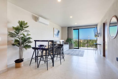 Property building, Restaurant/places to eat, Fitness centre/facilities, Area and facilities, Supermarket/grocery shop, Shopping Area, Swimming pool, Location