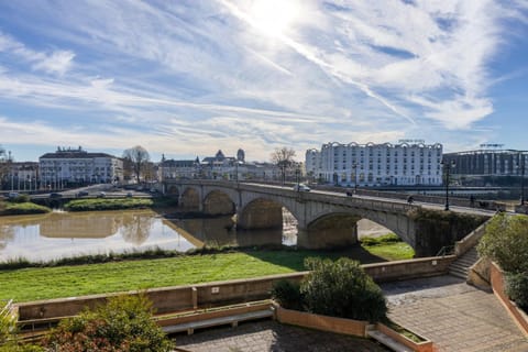 Property building, Balcony/Terrace, River view