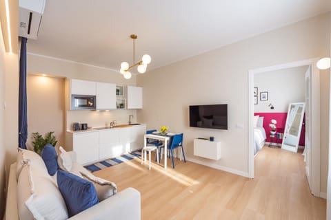 TV and multimedia, Kitchen or kitchenette, Living room, Seating area, Dining area, stove