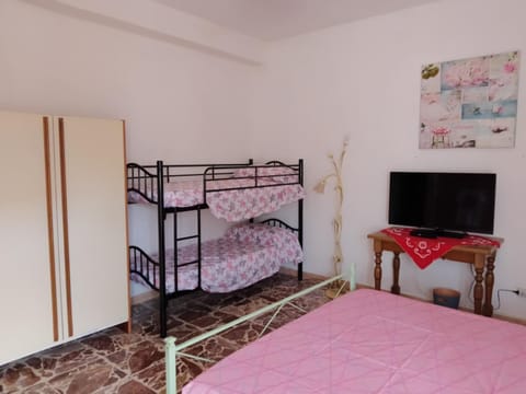 Bedroom, bunk bed, locker