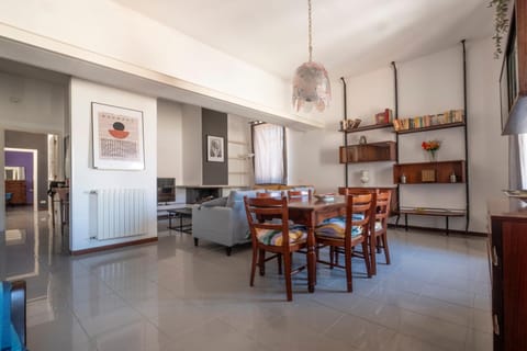 TV and multimedia, Living room, Seating area, Dining area, fireplace