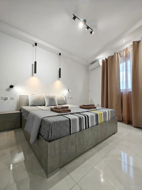 Bed, Bedroom, towels, air conditioner