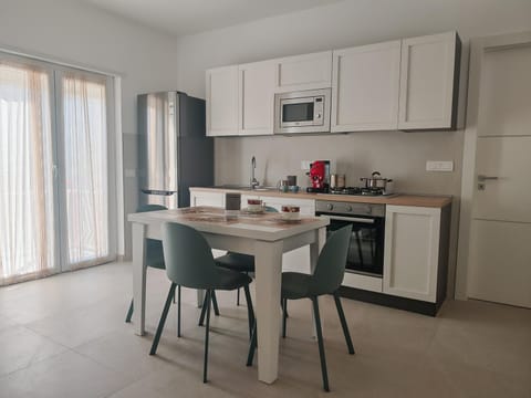 Kitchen or kitchenette, Dining area, oven, stove
