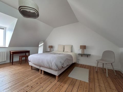 Bed, Photo of the whole room, Seating area, Bedroom