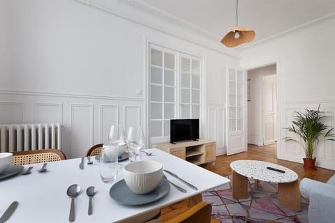 Elegant 3-room apartment near Foch Hospital & La Défense Paris Apartment in Suresnes