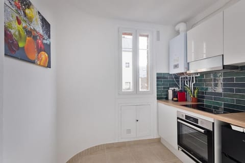 Elegant 3-room apartment near Foch Hospital & La Défense Paris Apartment in Suresnes
