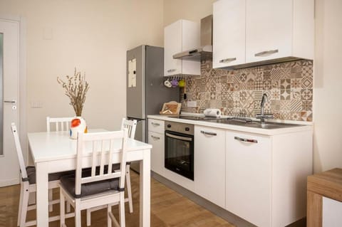 Kitchen or kitchenette, Dining area, oven, stove