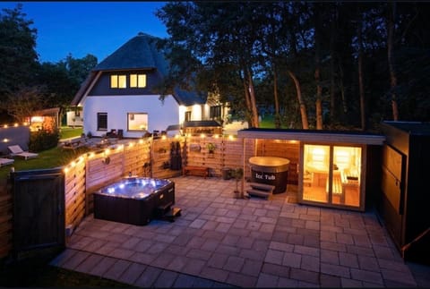 Property building, Hot Tub, Sauna, Spa and wellness centre/facilities