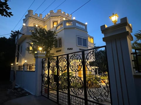 Property building, Facade/entrance, Night, Garden, Evening entertainment, Garden view, Entertainment, Breakfast