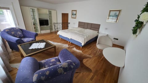 Bed, TV and multimedia, Photo of the whole room, Seating area, Bedroom, Mountain view