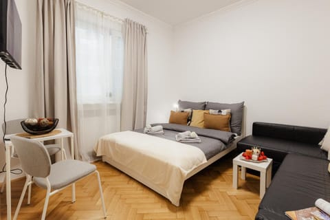 Bed, TV and multimedia, Seating area, Bedroom