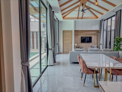 TV and multimedia, Living room, Seating area, Dining area