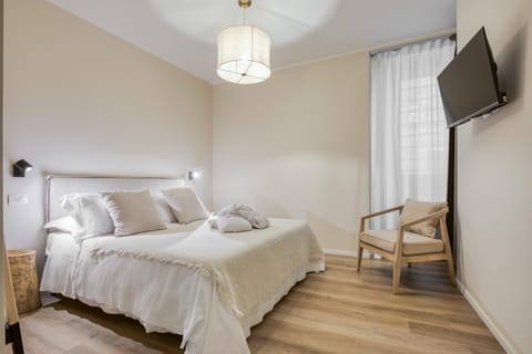 Bed, TV and multimedia, Photo of the whole room, Bedroom, towels