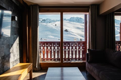 Natural landscape, View (from property/room), Balcony/Terrace, Living room, Seating area, Mountain view