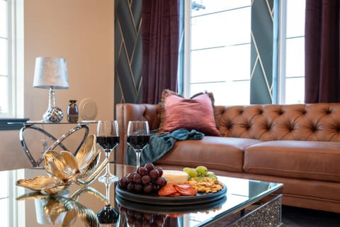 Living room, Seating area, Food, Drinks