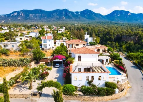 Property building, Nearby landmark, Spring, Day, Neighbourhood, Natural landscape, Bird's eye view, City view, Mountain view, Pool view, Street view, Swimming pool, Location, sunbed