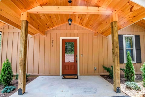 Secluded Cabin Pet Welcome Deck Sleeps 8 Cabin in Sevier County