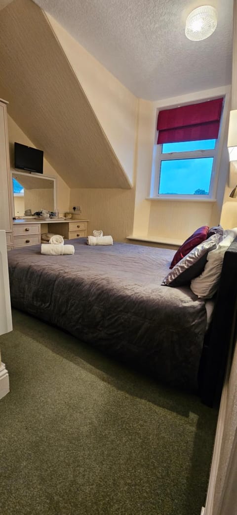 Bed, TV and multimedia, Photo of the whole room, Bedroom, wardrobe