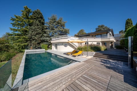 Property building, Day, Garden, Garden view, Pool view, Swimming pool, sunbed