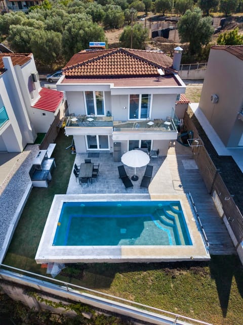Property building, Bird's eye view, Swimming pool