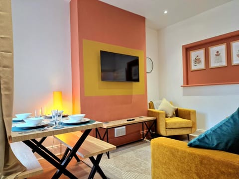 TV and multimedia, Living room, Seating area, Dining area