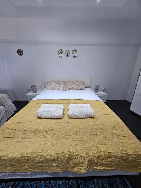 Bed, Photo of the whole room, Bedroom, towels