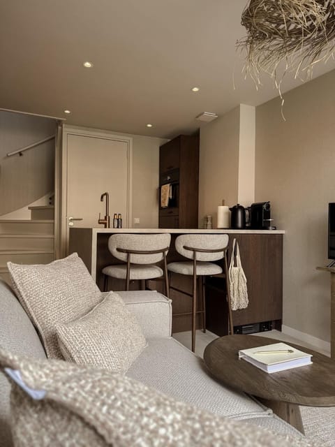 Kitchen or kitchenette, Seating area, Dining area