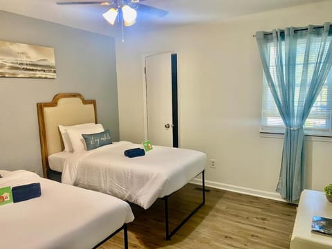 Hidden Gem 3BR Home Near Six Flags & ATL House in Austell