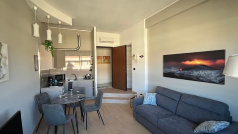 TV and multimedia, Kitchen or kitchenette, Living room, Seating area, Dining area, stove