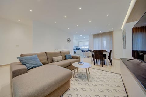 St Julians 3BR Apt Sleeps 6 Central and Stylish House in Saint Julians