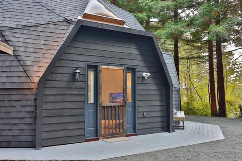 Hidden Dome Retreat in the Trees Country House in Coos Bay