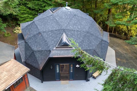 Hidden Dome Retreat in the Trees Country House in Coos Bay