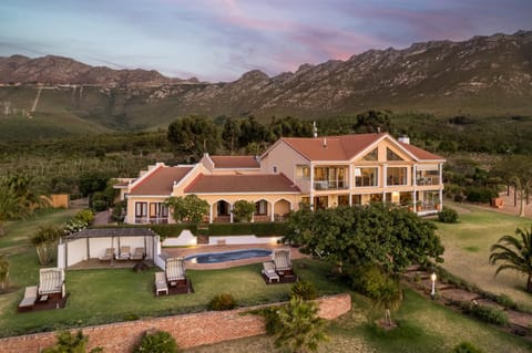 Property building, Natural landscape, Garden, Mountain view, Swimming pool, sunbed