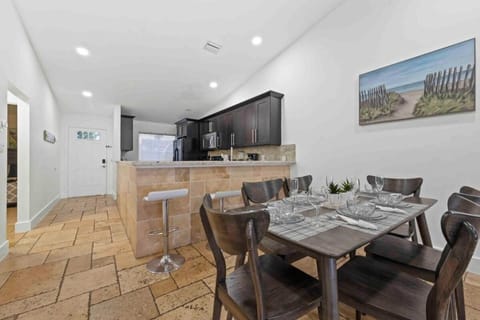 Serene Lakefront Getaway Fishing & Kayaks Villa in Dania Beach