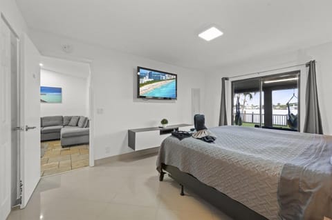 Serene Lakefront Getaway Fishing & Kayaks Villa in Dania Beach