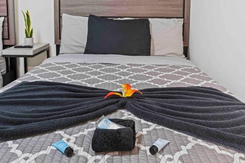 Serene Lakefront Getaway Fishing & Kayaks Villa in Dania Beach