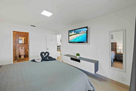 Serene Lakefront Getaway Fishing & Kayaks Villa in Dania Beach