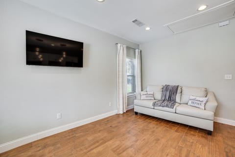 Pet-Friendly Stay Walk to Park and Lake Lewisville! Apartment in Lake Lewisville