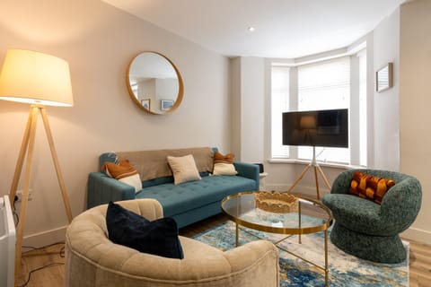 Communal lounge/ TV room, TV and multimedia, Living room, Seating area, Evening entertainment