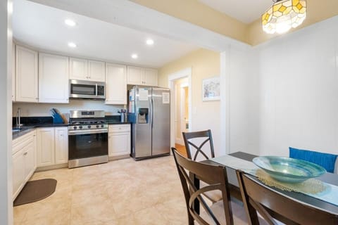 La Jolla Village Escape - Walk to Everything House in La Jolla