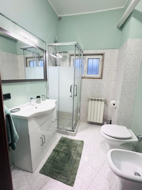 Shower, Toilet, Bathroom, bidet, towels